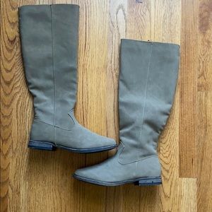 Brown boots. Size 8.